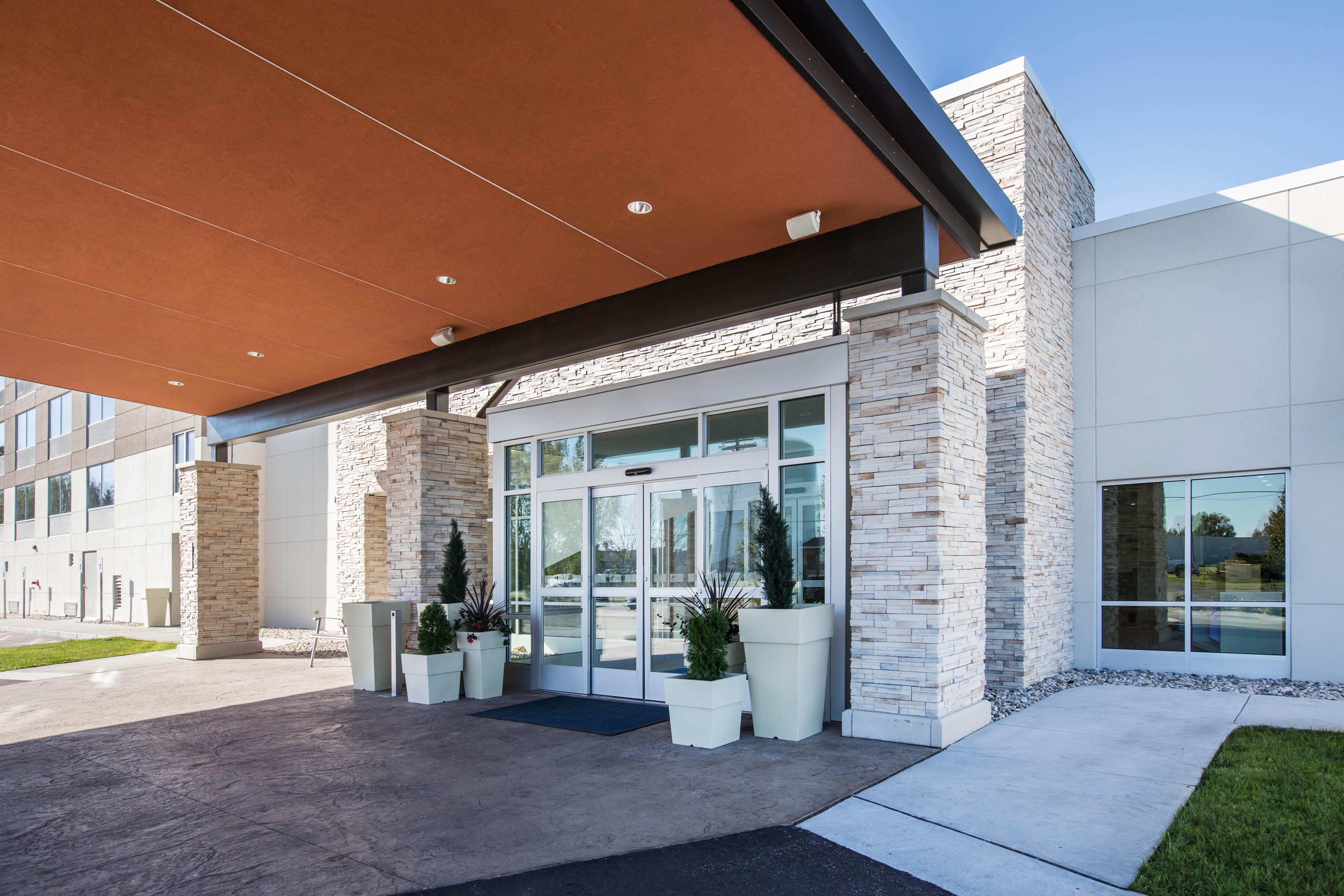 Holiday Inn Express & Suites Ludington By Ihg Exterior photo
