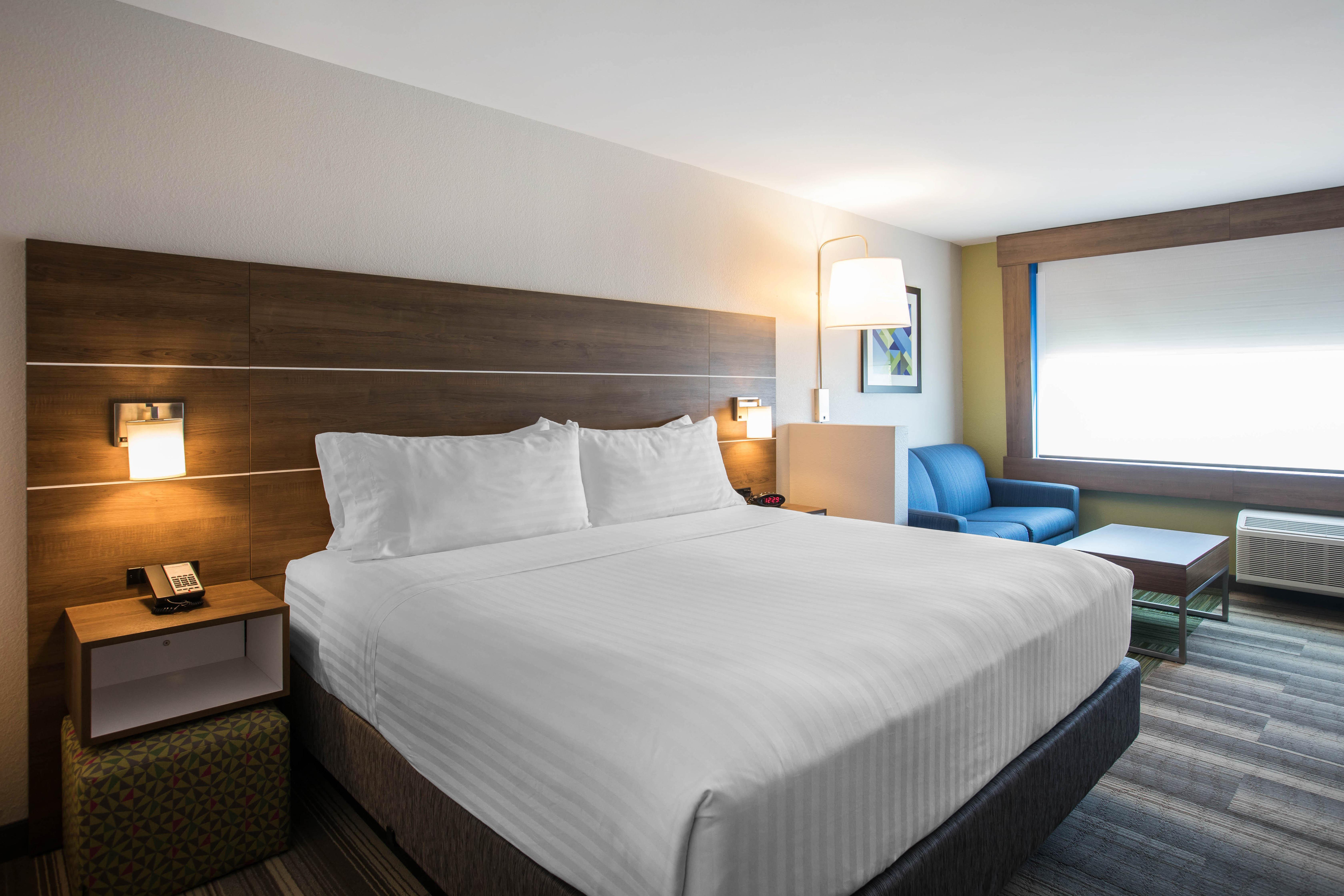 Holiday Inn Express & Suites Ludington By Ihg Exterior photo