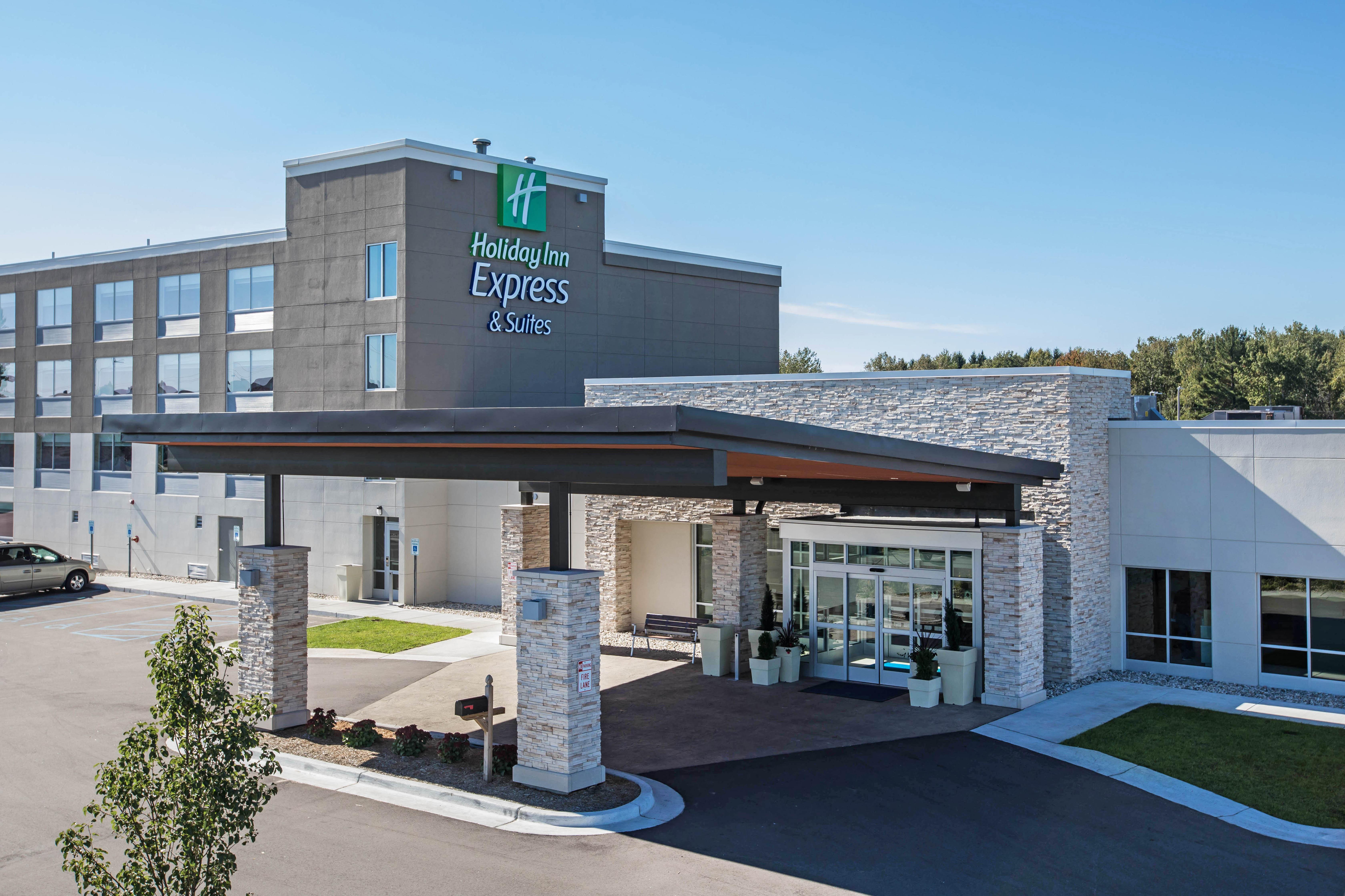 Holiday Inn Express & Suites Ludington By Ihg Exterior photo